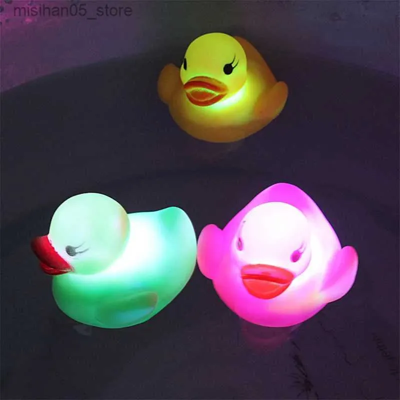 Sandspiel Wasser Spaß Babyparty Spielzeug LED Blitz Gummi Gummi Süß dusche Wasserspielzeug schwimmend Squeeze Duck Spielzeug Baby Kinder Weihnachtsgeschenk Q240426