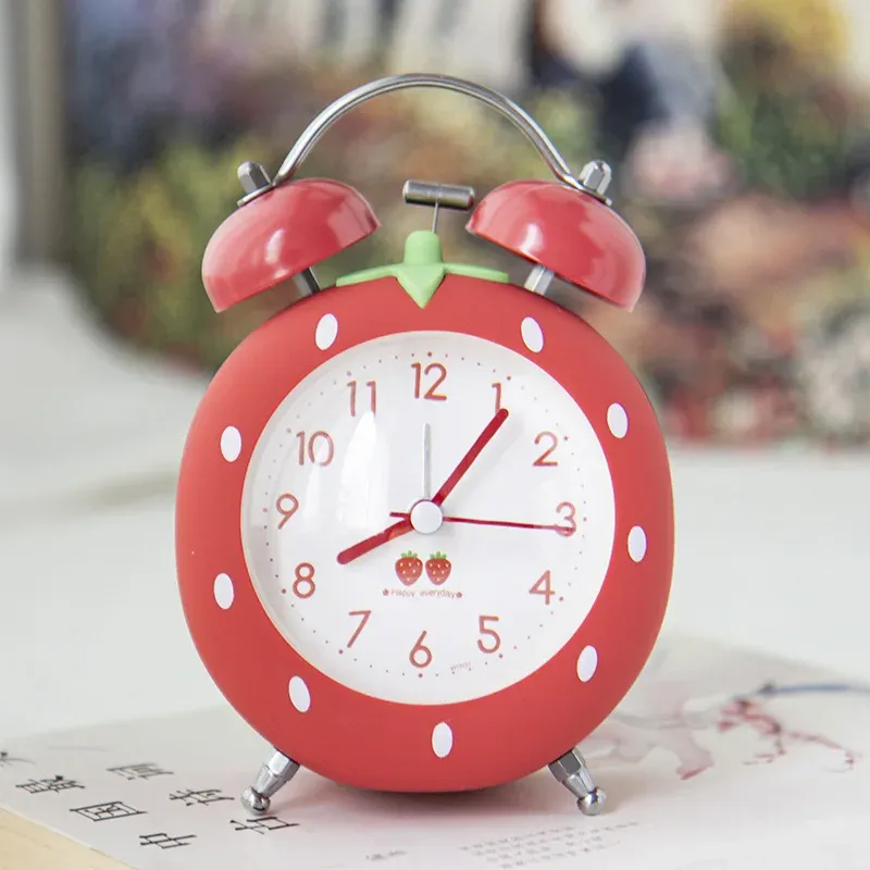 Orologi Strawberry Creative Sleepy Piccola sveglia dei cartoni da cartone animato per bambini Usano la luce notturna semplice al letto silenzioso piccolo sveglia