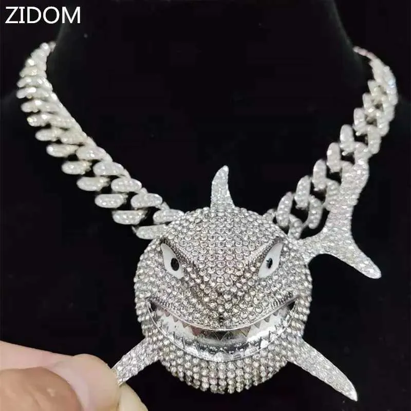 Strängar stor storlek Shark Pendant Necklace Mens Hip-Hop glittrande smycken med iskristall Miami Kubansk kedja Fashionabla smycken 240424