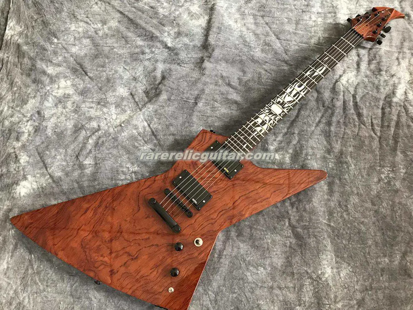 Yükseltilmiş metalik James Hetfield Kenneth Lawrence Quilted Bubinga Üst Kahverengi Elektro Gitar Maun Vücut Güneş Işın Kakmı Aktif Çin EMG Pikapları 9v Pil Kutusu