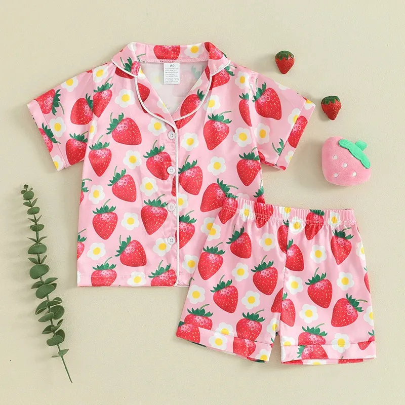 Lioraitiin Toddler Baby Baby Girls Summer Satin Pajamas Pajamas مجموعة الفراولة طباعة الأكمام قصيرة الزر قميص التداول 240418