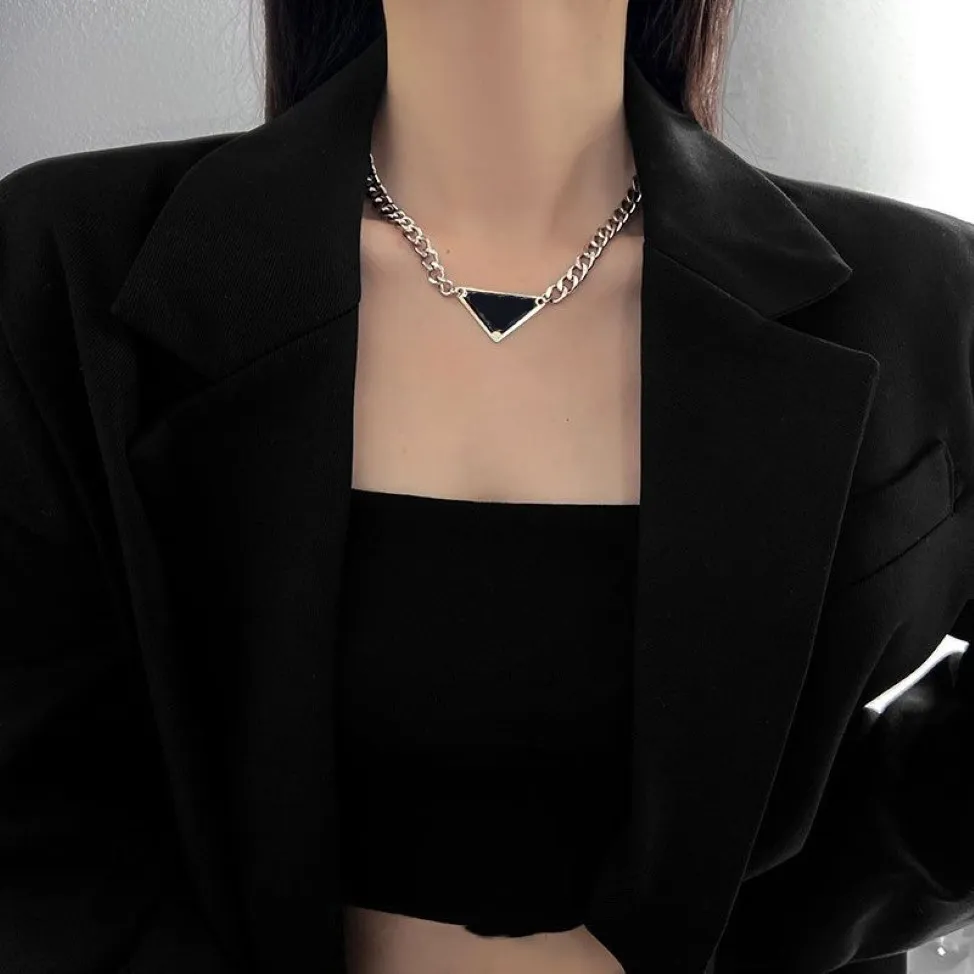 Lyxdesignhänge halsband mode för man kvinna inverterade triangel bokstäver designers smycken trendig personlighet clavicle chain339y