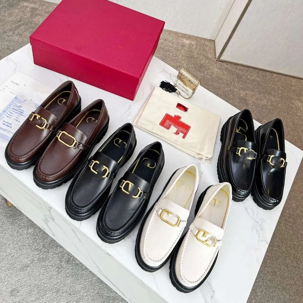 Tjocka loafers, ny V-familjen brittisk svampkaka ensamstående sko, college stil små läderskor, herr- och kvinnors modetrend