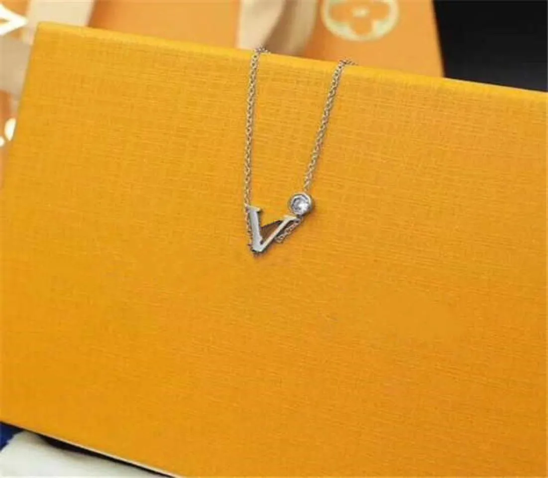 Collier de mode charme bijoux bijoux Luxury Hip Hop Lettre pendentif Gold et Cadeaux de mariage en argent Collier entier Femmes Bulk 2177237