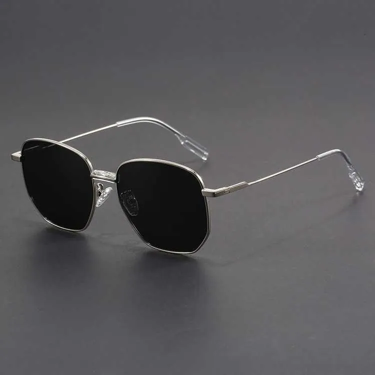 Designer solglasögon 2024 Nya personliga lila metallpolariserade solglasögon för kvinnors trendiga högupplösta solglasögon för myopiaglasögon för män