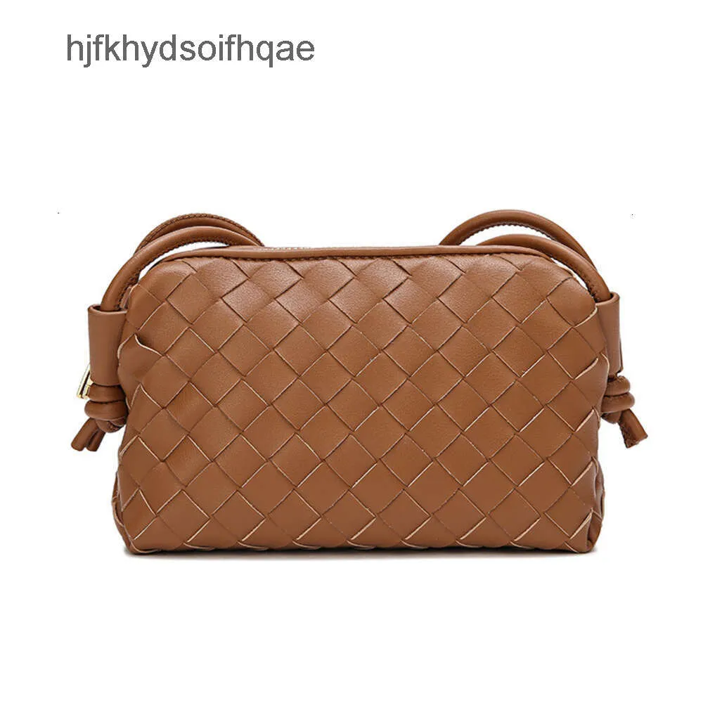 Vinterväskor Kvinnor Läder Autumn Designer Mess Soft Veneeta Bag Square Lady Shoulder Liten Woven Bottgaas Loop Iuou