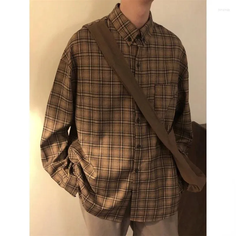 Mäns casual skjortor 2024 Spring Korean Fashion Vintage Coffee Color Long Sleeve Plaid Shirt Män Hong Kong Loose CasuSoversized Button Up