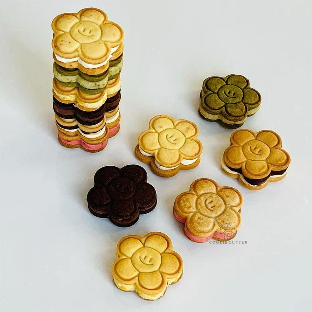 カビの笑顔の花のクッキーカッタープラスチック製フォンダンケーキビスケット金型誕生日デザートキャンディーデコレーション金型ペストリーベイクウェア
