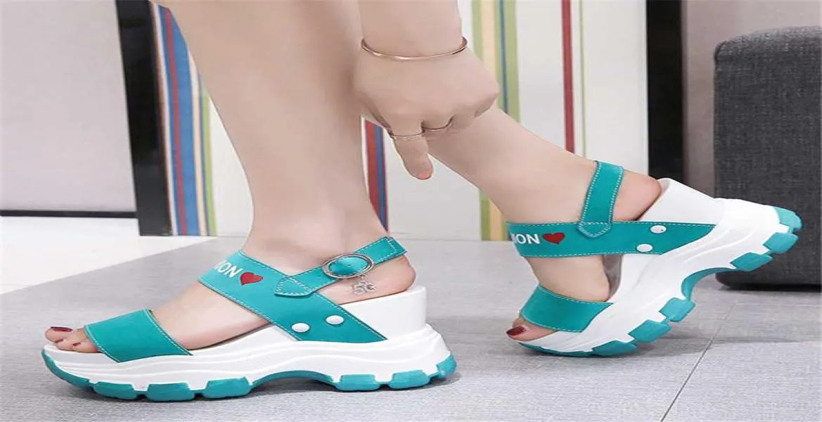 Sandálias de verão mulheres plataforma de malha respirável esportes de moda branca 11 cm saltos altos saltos altos sapatos de pai casual ao ar livre8552099