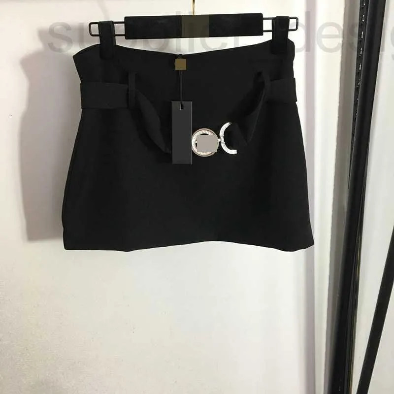 مصمم التنانير 2024 Summer Nanyou New Frasnable and Minimalist Portrait Hardware Decoration Belt Short Skirt F5I1