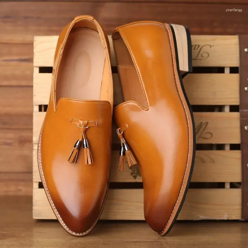 Klädskor 2024 British Style Men's Split Leather Formal Fashion Tassel Slip On Loafers for Men Business Casual Moccasins