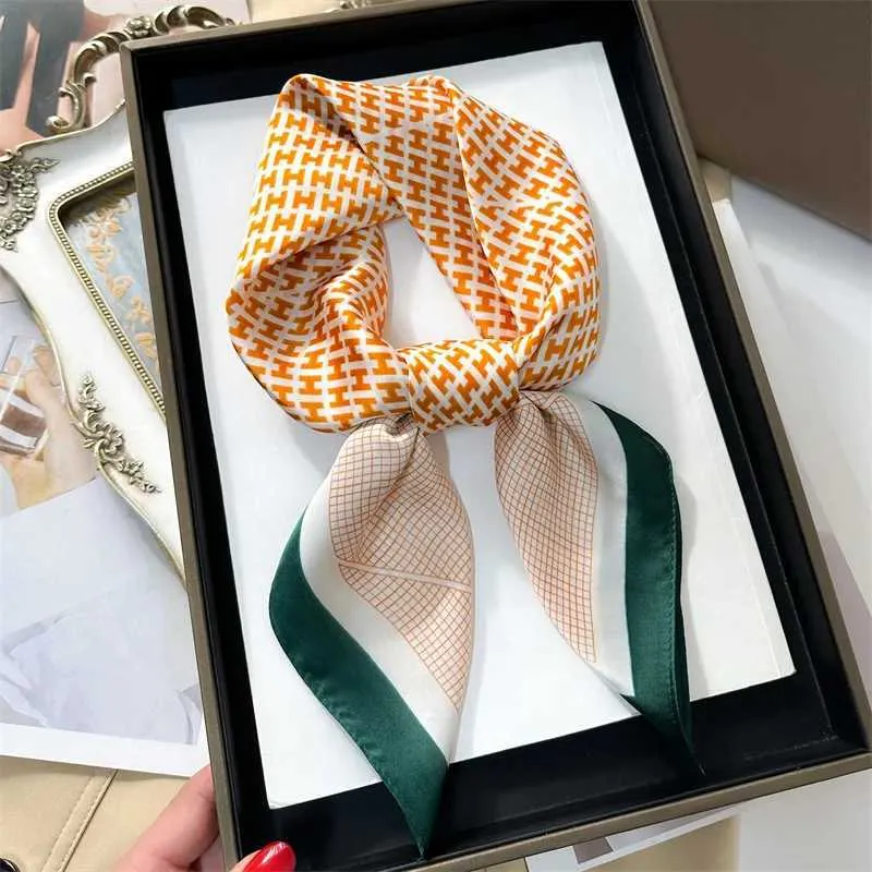 Bandanas Durag New 70 * 70cm Populära fyrkantiga strandscarf Four Seasons Kerchief Style Womens Luxury Pannband 2024 Design Sunset Silk Pannband 240426
