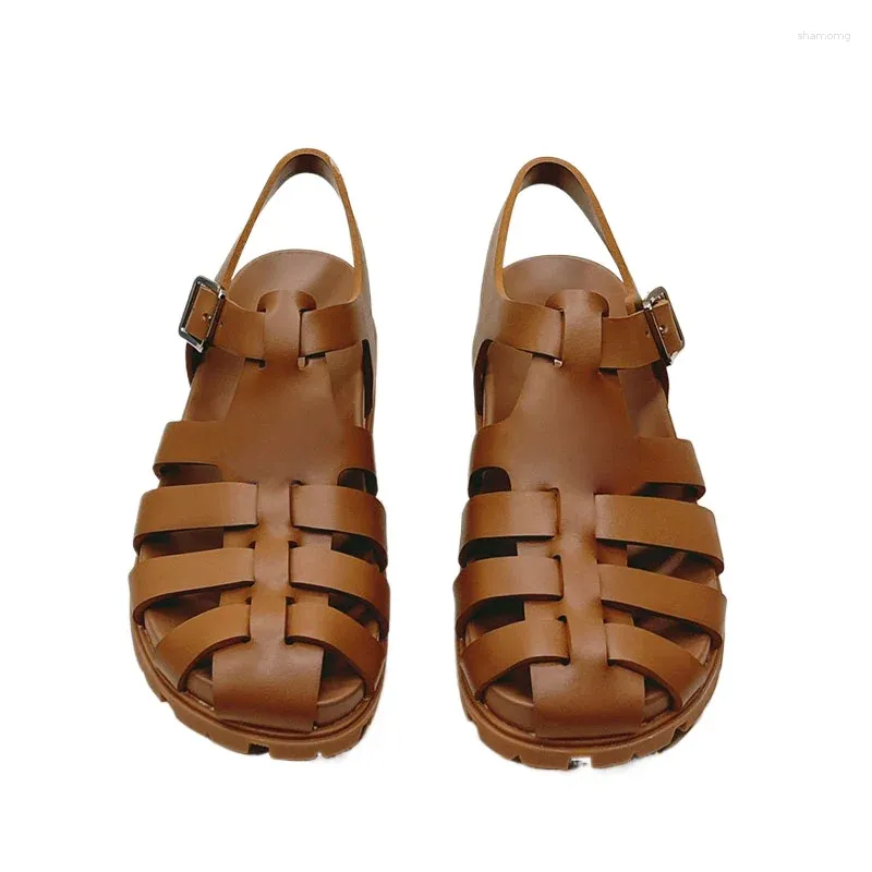 Casual Shoes 2024 Stängd tåspännband Rom Sandal för kvinna Hålig ut verklig läder platt strandsko sommarbrun rosa designer