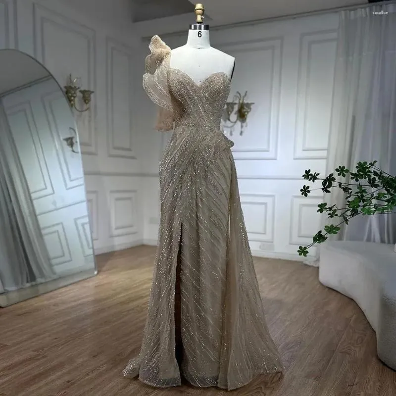 Robes de fête Sirène nue à une épaule à un épaule avec des plumes de perles de surface