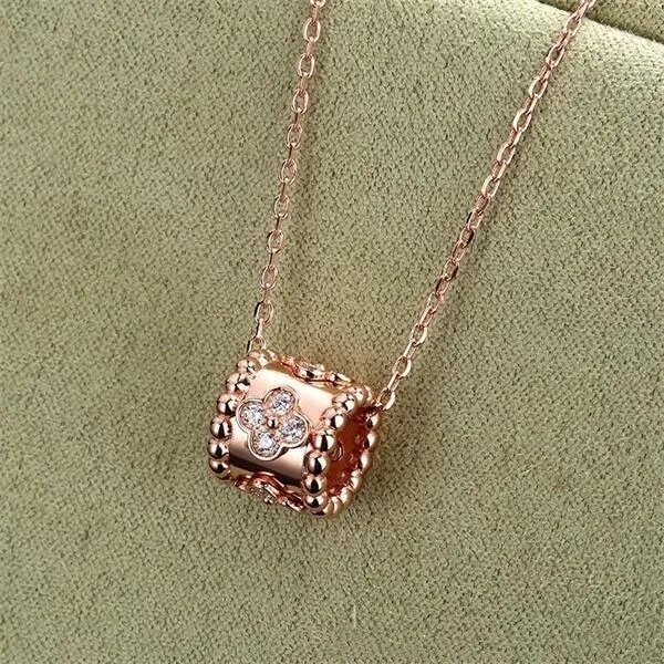 Nouveau collier Kaléidoscope à quatre feuilles Femelle Set Diamond Perle de niche Niche Clicule Chaîne avancée Send Pendre Gold Gold