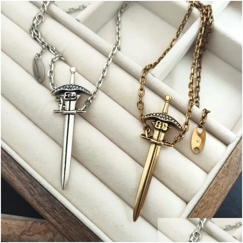 Pendanthalsband 2024 Paris Retro Vintage Diamond Arrow Designer för kvinnor 18K Gold Cross Chain Choker Brand Luxury Sister Sailormo DHTSB