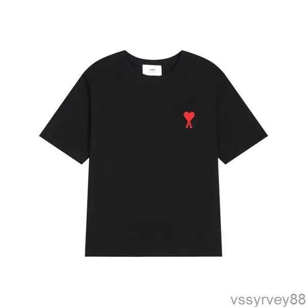 24SS Mens mulheres designer de luxo amis camiseta moda dos homens Casual Red Heart Um bordado com camiseta de colarinho traseiro Man Haikyuu Roupas 107 IA3H