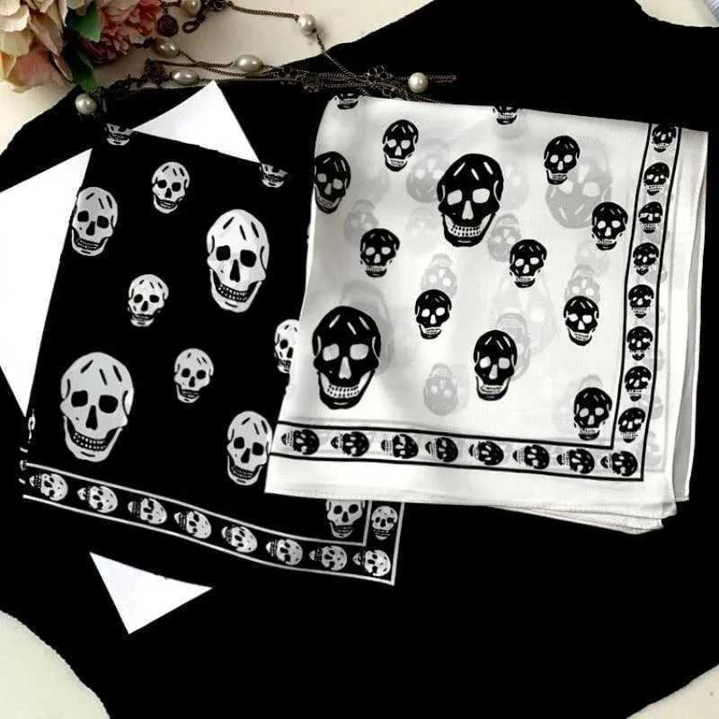 Bandanas Durag 100% Mulberry Silk SCACK SKALLF Luksusowa marka Skull Bandana Fountain Square Kerchief Women Głowa 240426