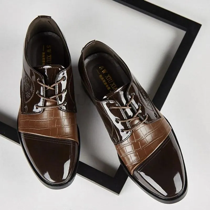 Sapatos casuais homens couro 2024 Padrão de crocodilo de primavera apontou uma cor formal de moda formal Solid Color