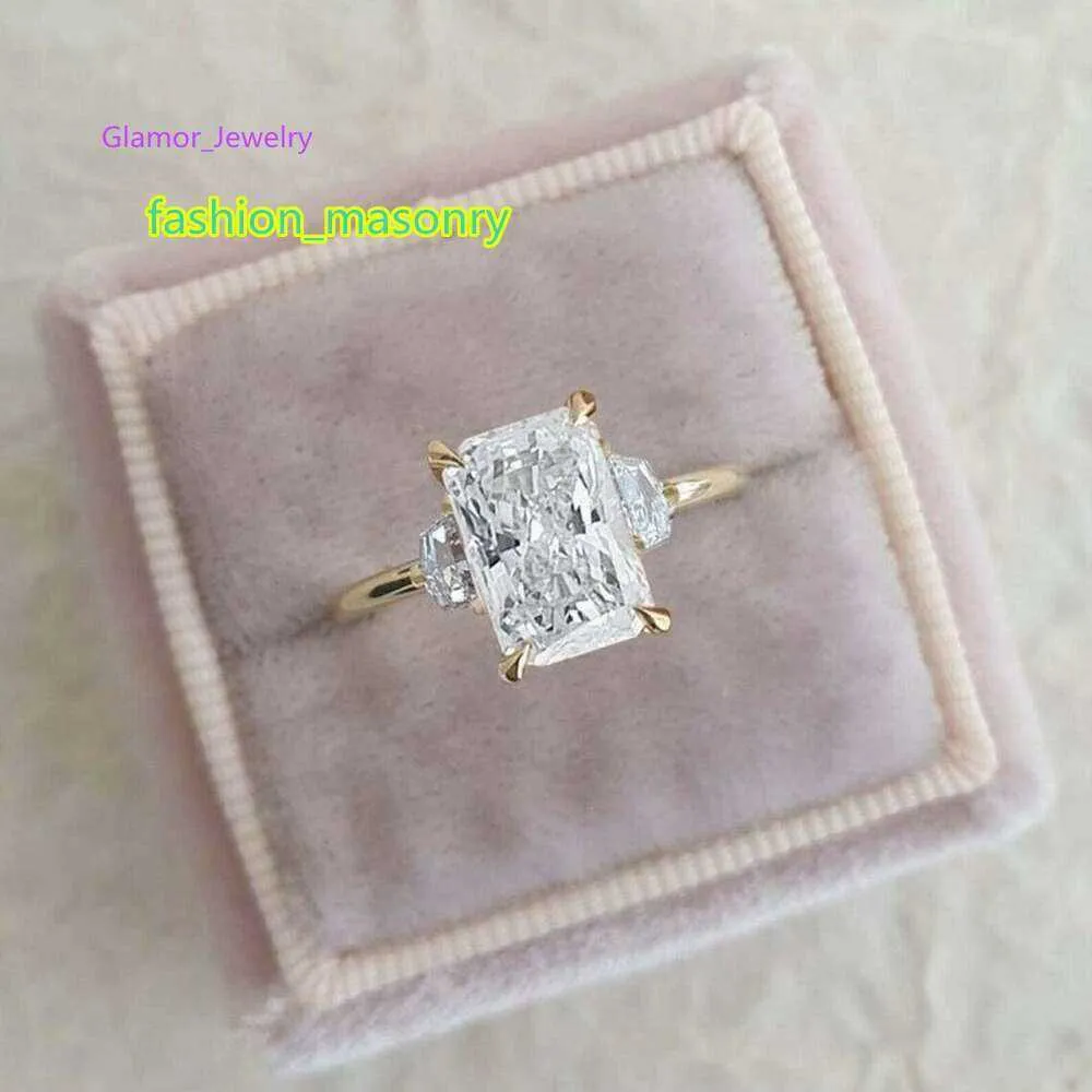 3,00ct Emerald Cut Moissanite Ring Emerald en Cadellic Cut 3 Stone Engagement Ring 18K Yellow Gold