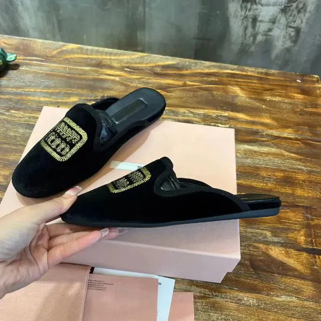 Mode sammet tofflor designer kvinnor mocka körskor loafers balett platt sula skor lyx läder plysch satin halva tofflor storlek 35-41