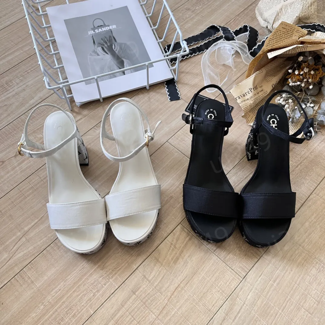 Seksi Yaz Tasarımcıları Kadınlar Sandalet Şık Mektup 5cm 9cm Yüksek Topuklu Lüks Arka Kayış Açık ayak ayak bileği tıknaz topuk sandal 35-41