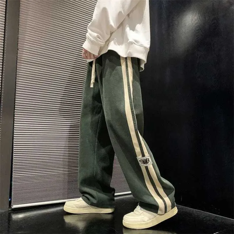 Pantaloni da uomo a strisce vellutoy gamba larga da uomo 2023 pantaloni da carico hip-hop coreano per le pantaloni da corsa per esterni sport di dritta casual