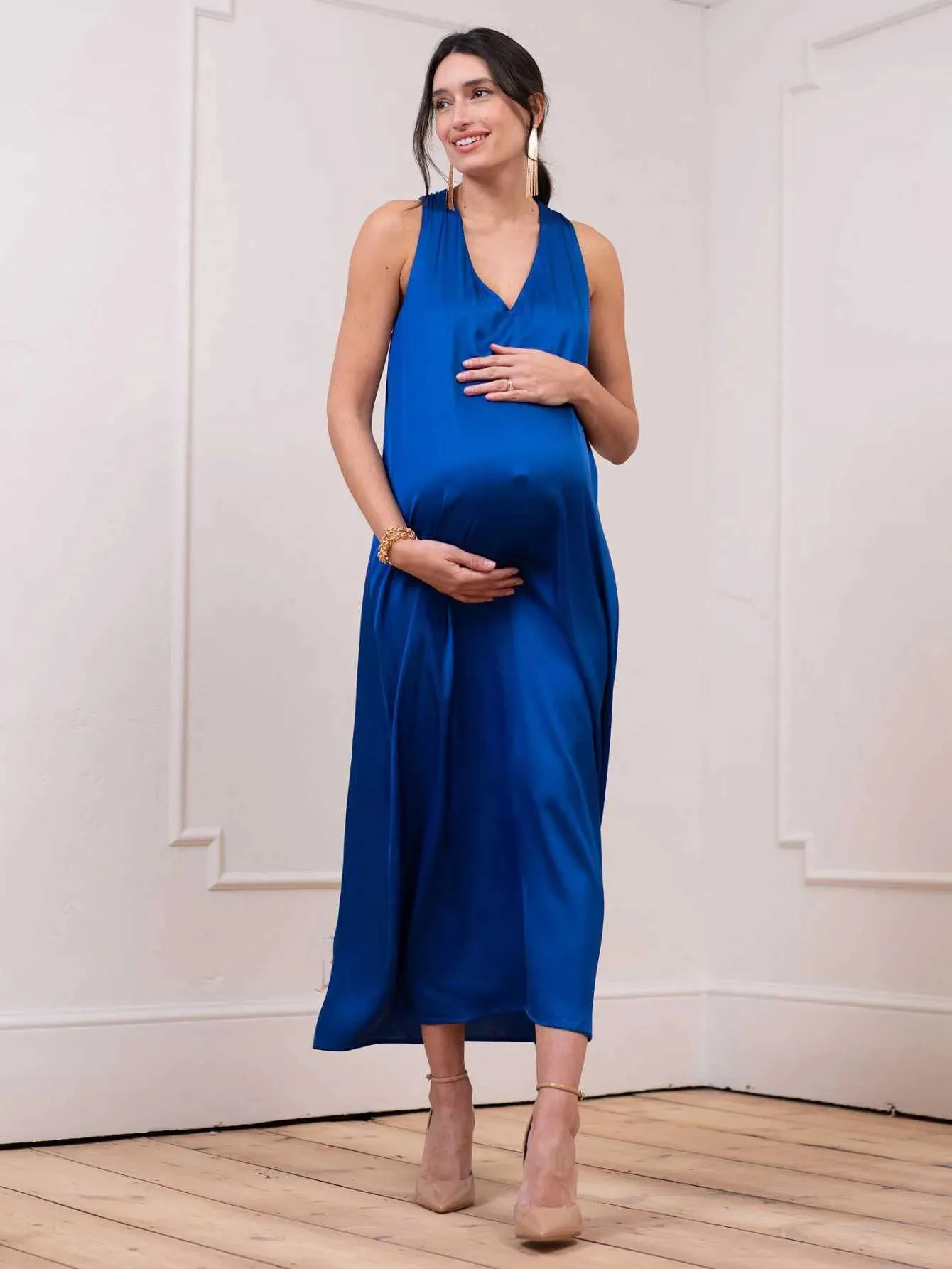 妊娠中の女性を身に着けているマタニティドレス前と背面にパジャマQ240427