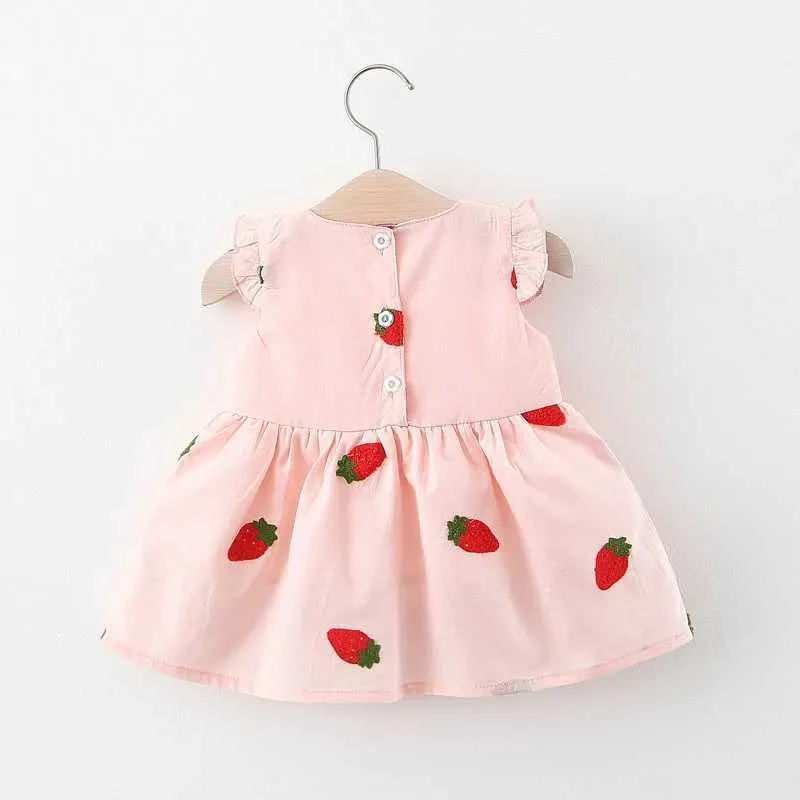 Flickans klänningar Sommarflickaklänning Baby Girl täckt i tecknad stronbroderi Little Flying Sleeve Princess Dress