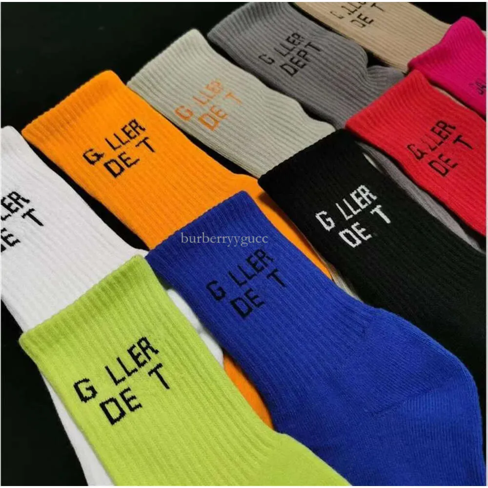 10 Baumwolle für Männer und Frauen kombinieren klassisches Alphabet atmungsaktiv mit Fußball -Basketball -Sportsocken