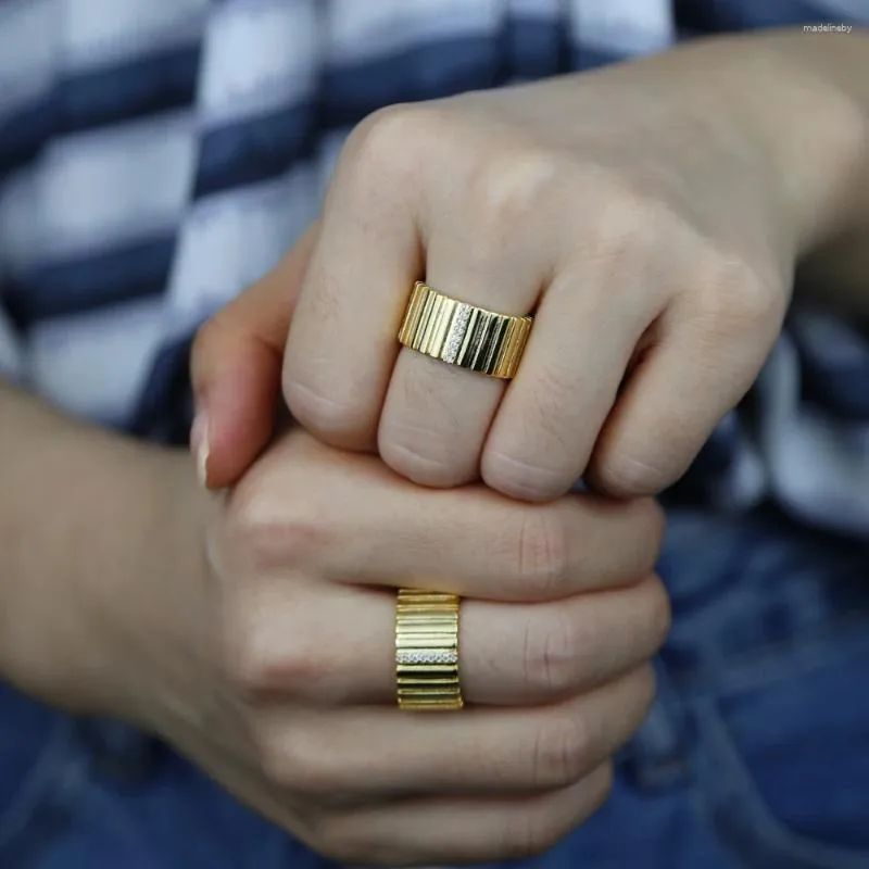 Ringos de cluster 2024 simples banda larga de ouro polonês simples para mulheres estilos lady rated jóias de dedo de casamento por atacado