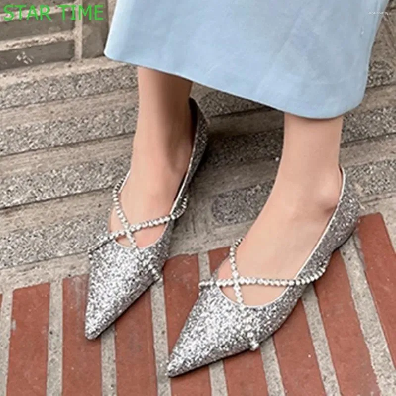 Casual Shoes Pointed Rhinestone Bling Wedding 2024 Grunt tjocka hälen Cross Crystal Belt Banket White/Gold Fashion Women Pumps