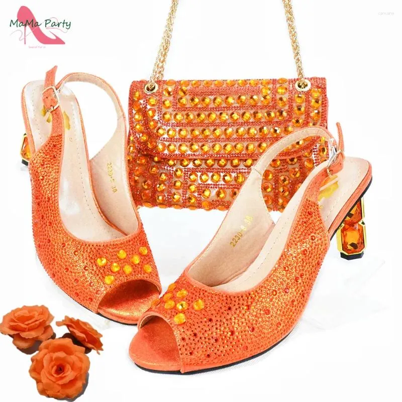 Sukienka buty 2024 Przyjazdy dojrzały styl włoskie kobiety pasująca do hang torebka z błyszczącym kryształowym wysokiej jakości w kolorze pomarańczowym