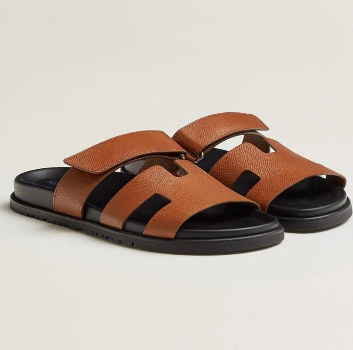 Fashion Summer Luxury Mens Chypre Sandals Chaussures Calfskin Le cuir Slip on Beach Slippers Slide Slide Flats Homme STRAP ALIGNABLE C8137704