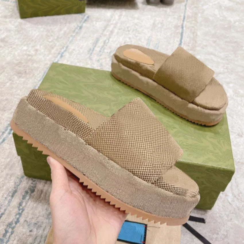 Designer Sandaler tofflor Summer Men Women Shoes Shaped Multicolor Luxury Slides Gjuten fotbädd i svart tonalt gummisula med präglad logotyp på Outer Side 01