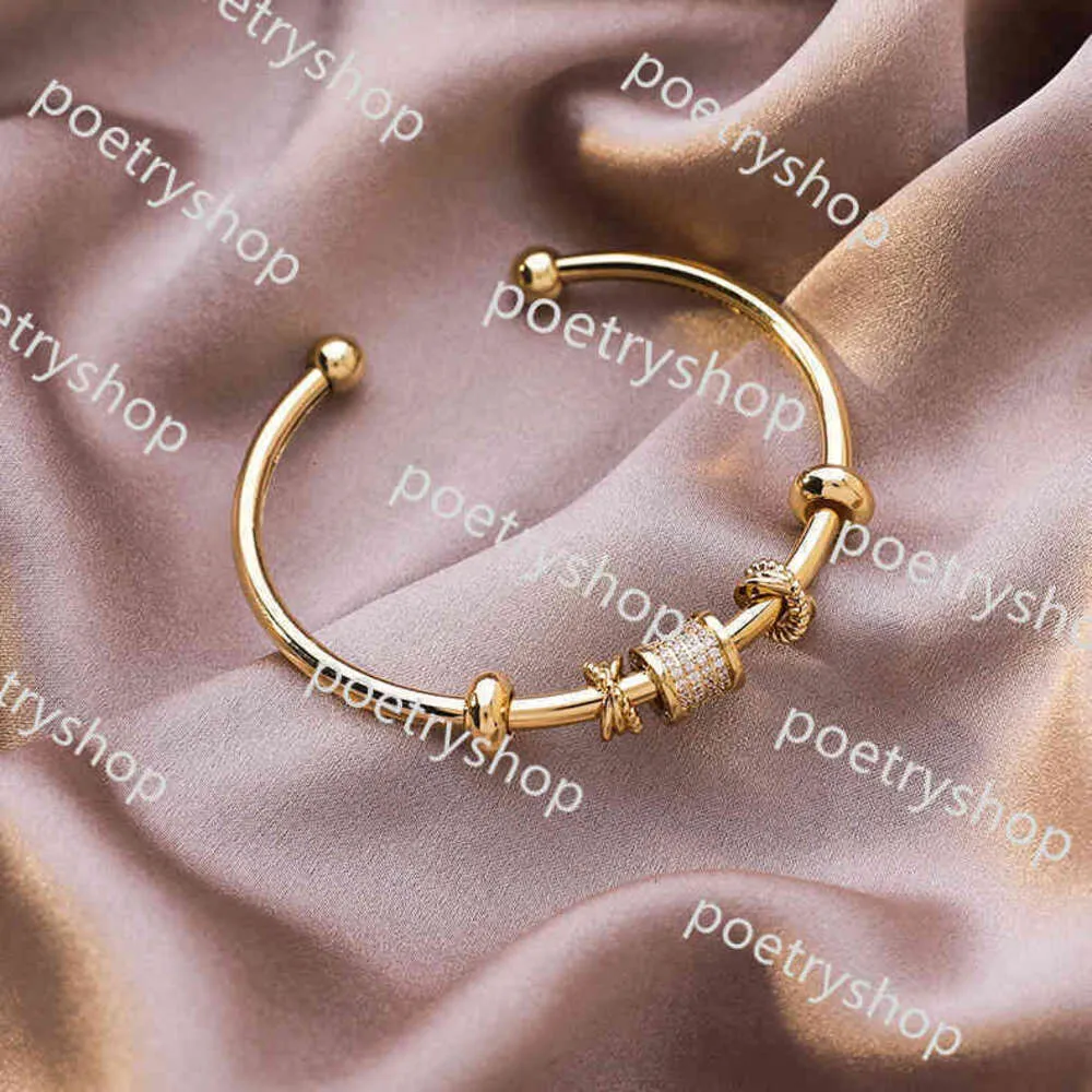 Bangelarmarmdesigner Französisch Elegant Shiny CZ Stone Messing Gold Armreifen für Frauen Damen Geometrische Kreuzungsvereinbarung Open Charm Bracelet Bracelet Party