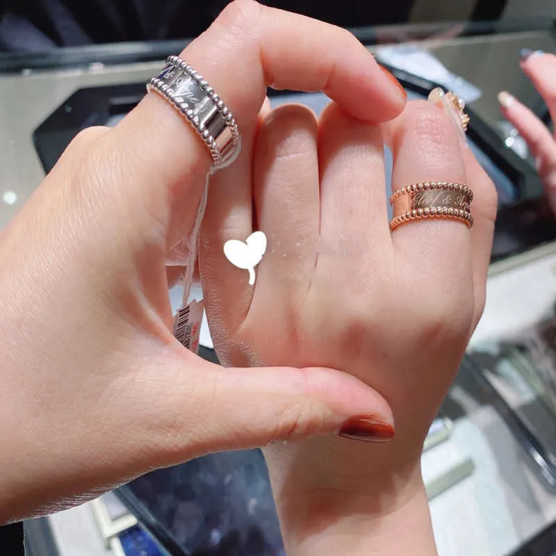 Ring de création de femmes créatives avec des perles rondes et des lettres anglaises gravées à bord lisse pour les accessoires