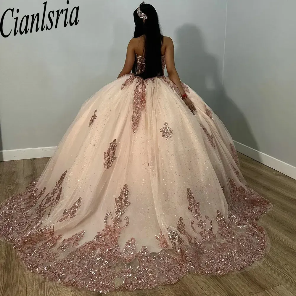 ローズゴールドのストラップレスボールガウンQuinceaneraドレススパンコールのアップリケレースコルセットVestidos DE 15 ANOS