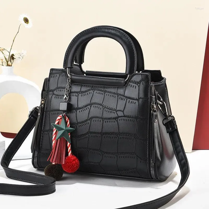 Axelväskor kvinnlig väska 2024 Trend Women's Fashion Five Pointed Star Pendant Decoration One-Shulder Messenger Handbag