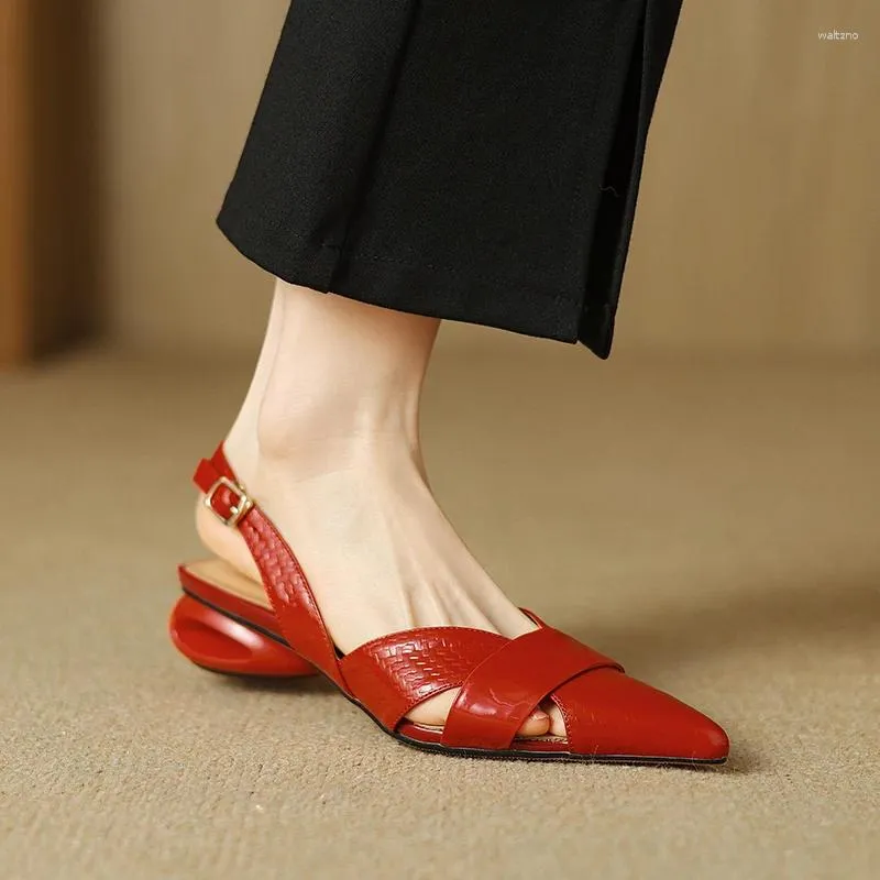 Casual schoenen 2024 merk echte lederen sandalen puntige teen lage hiel dames zomer feestjurk zilveren rood schoenen groot formaat 42