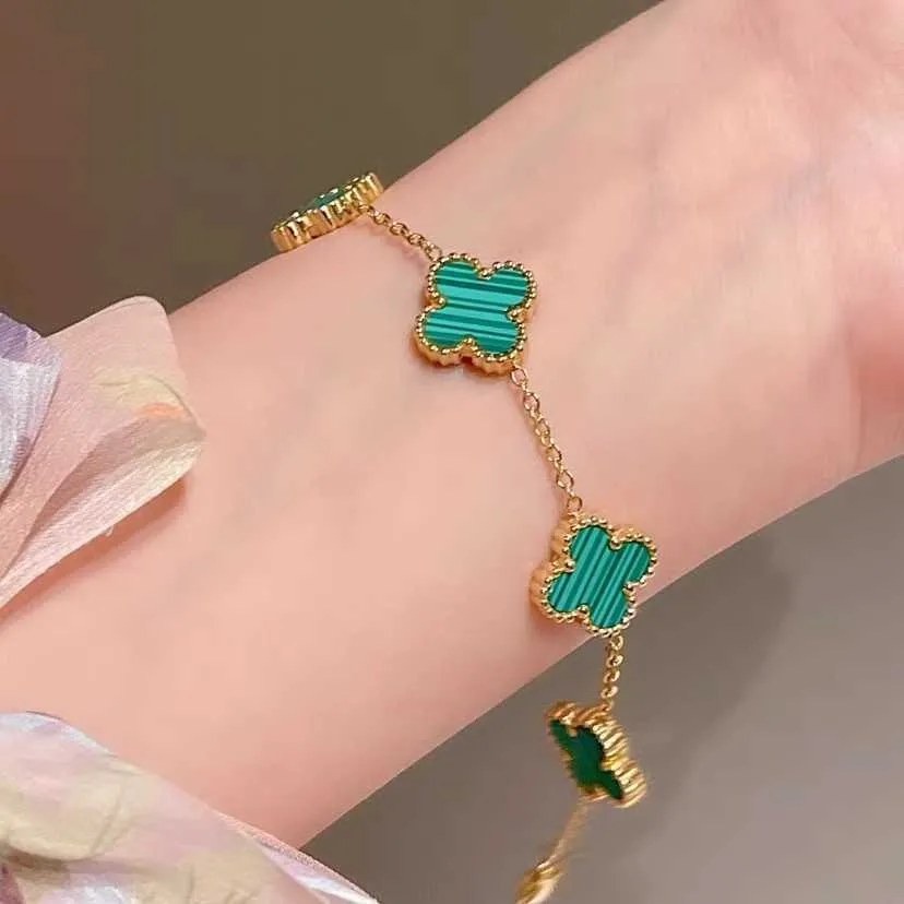 Bracelet de créateur de bijoux de mode Four feuilles Grass à cinq fleurs bracelet femelle 18k coquille de couleur artisanat clair luxe petit et exquis 2024 Nouveau style