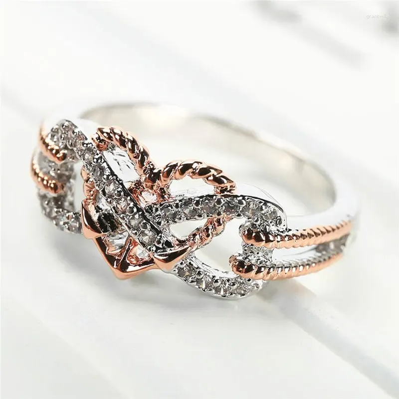 Mit Seitensteinen einzigartige Design hohl aus Goldfarbe Mode Frauen Ringe Schmuck klare Zirkon Ring Girls Geschenke modisch