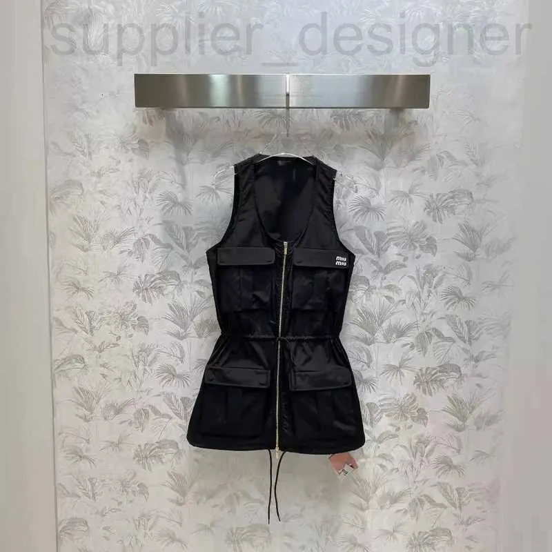 Robes décontractées de base Designer MM Family 24SS Nouveau gilet en nylon, volet de gilet, grande robe de poche, conception de crampon à fermeture éclair, style de travail F6WK