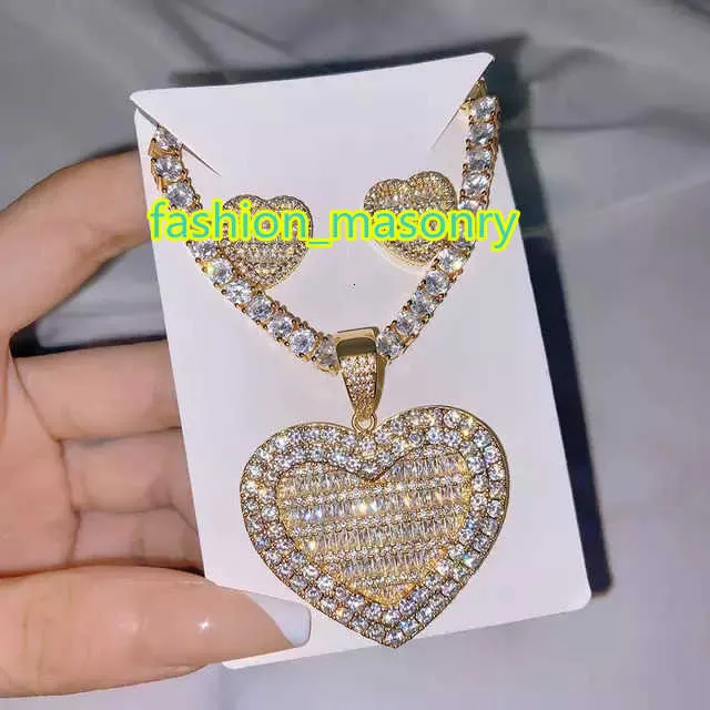 Colares pendentes em estoque Iced Out Bling Women Jewelry 5A Colar pingente em forma de coração cúbico de zircônia branca com cadeia de caixa de tênis 2302225