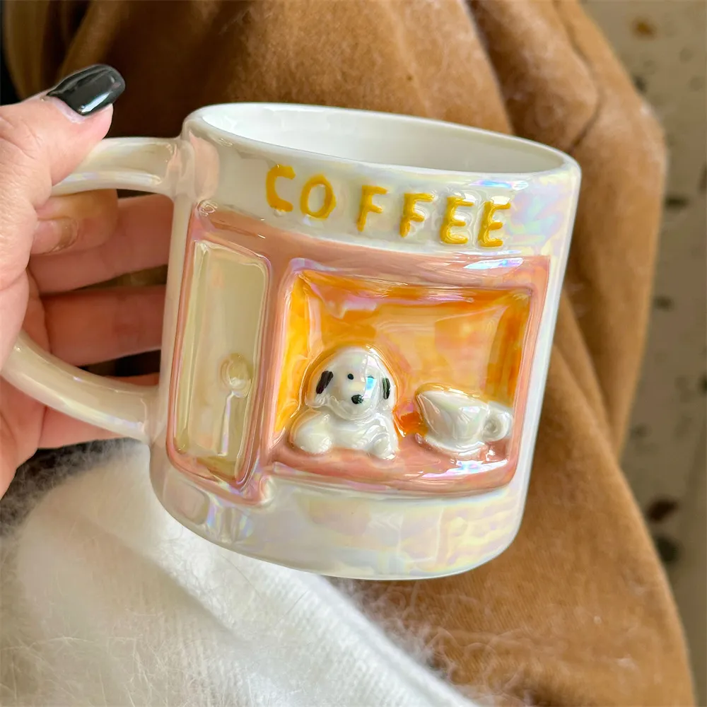 A adorável garota de caneca de caneca de cachorro de puplo de perelescente