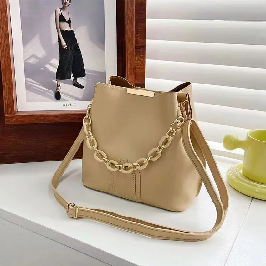 Designer-Bag-Umhängetaschen Einkaufstasche Luxushandtaschen Top-Qualität Leder perforiert Crossbody Ladies Fashion05