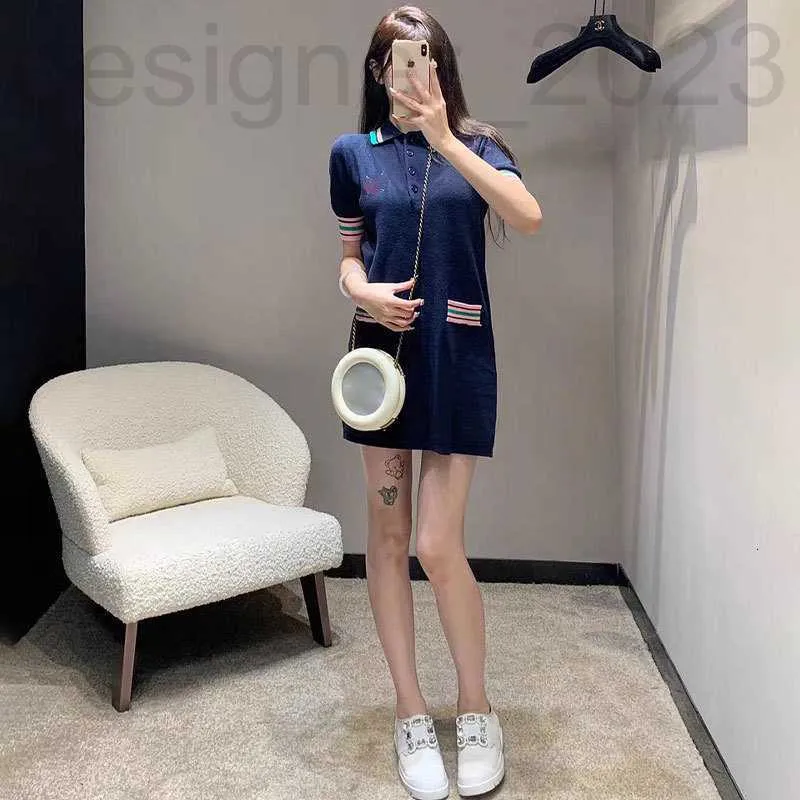 Grundläggande avslappnade klänningar Designer 2024 Spring/Summer Tibetan Blue Chest Design Kort ärmstil Casual Style Flip Neck Dress Yrfv