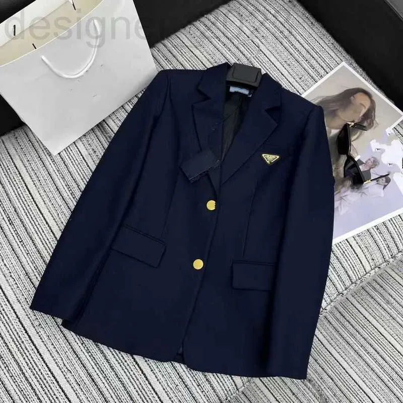 Kvinnors kostymer Blazers Designer tidigt på våren Western Style Flip Collar Suit coat Classic Invertered Triangle Letter Metal Button Slim Fit W3x7