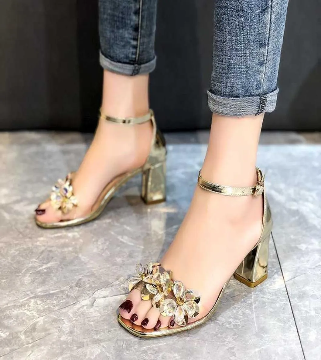 Sandales Sandales cristallines avec des talons faibles Femmes Sandales 2023 Chaussures d'été Femmes Open Toe Crystal Sandales Chunky Talons Femmes Gold Sliv7499599