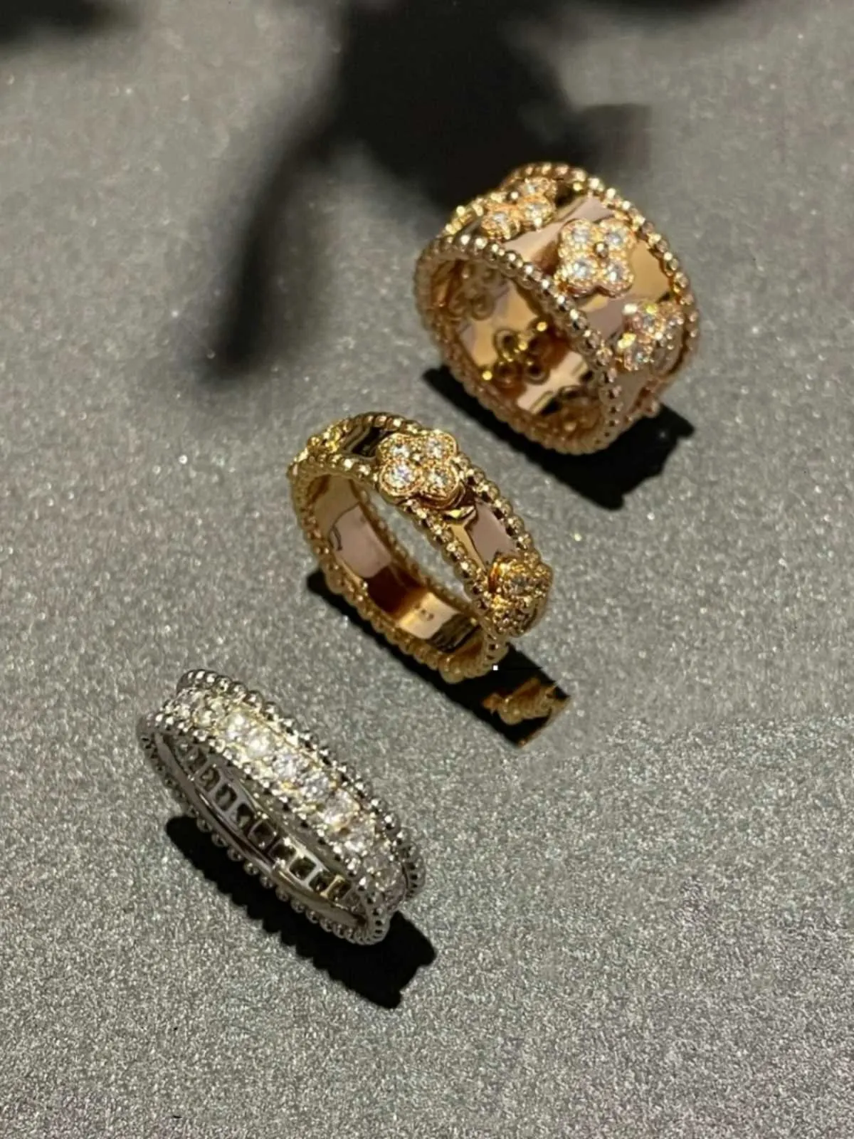 Ensemble d'anneau de kaléidoscope à rose en or d'or d'origine à chaud avec diamants pleins de quatre feuilles de trèfle large et étroite bracelet de perle en édition pour les femmes avec logo
